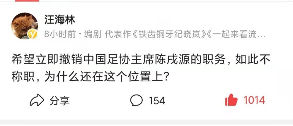 第64分钟，阿克造成奥纳纳禁区内手球，裁判判罚点球，阿尔瓦雷斯主罚一蹴而就，曼城2-1反超比分。